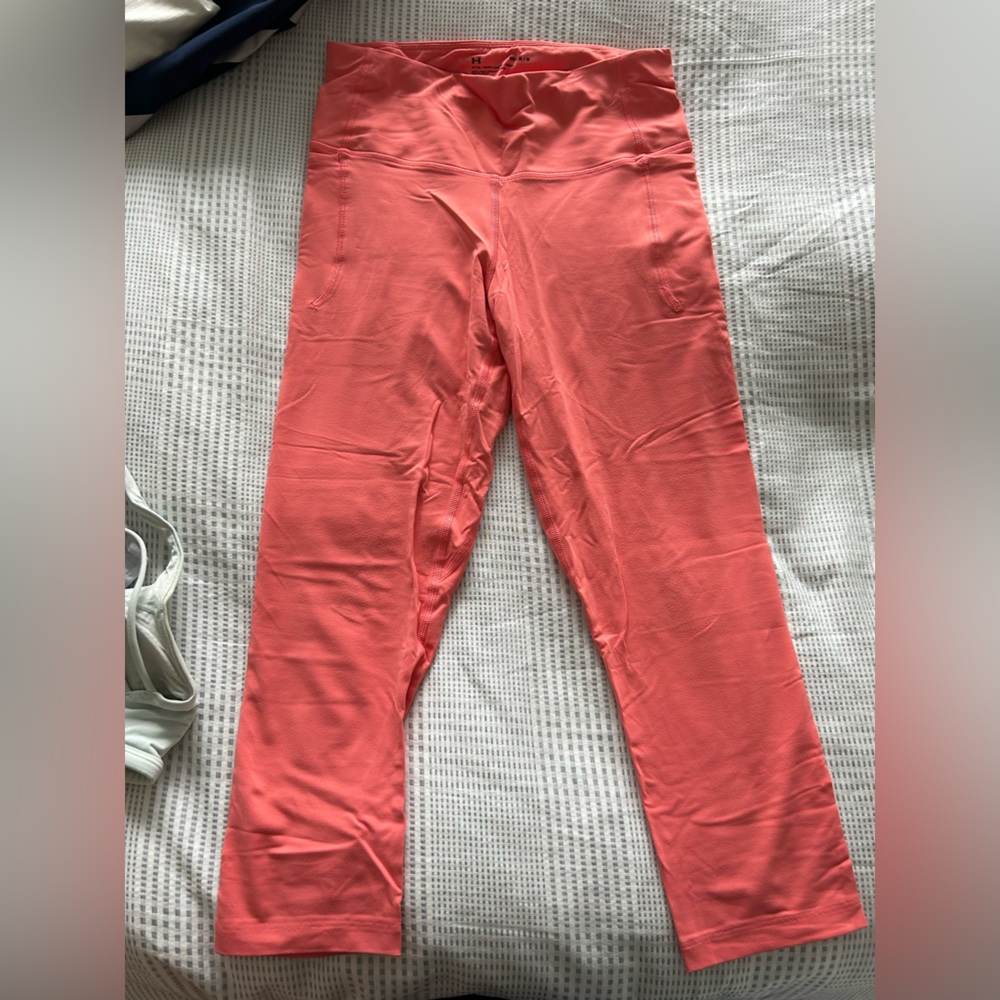 Under Armour Women’s Leggings, Size Medium, Peach Colour with pockets